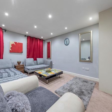 Elegant And Chic 2-Bedroom Basement Apartment In Paddington Londen Buitenkant foto