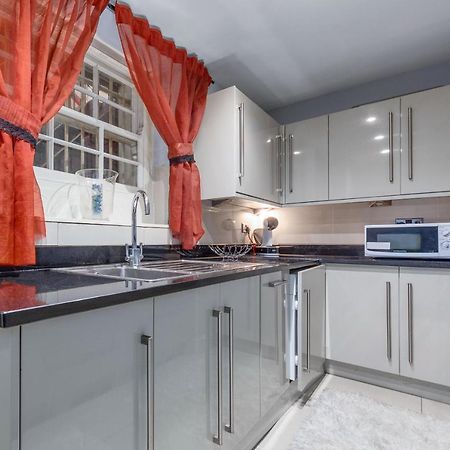 Elegant And Chic 2-Bedroom Basement Apartment In Paddington Londen Buitenkant foto