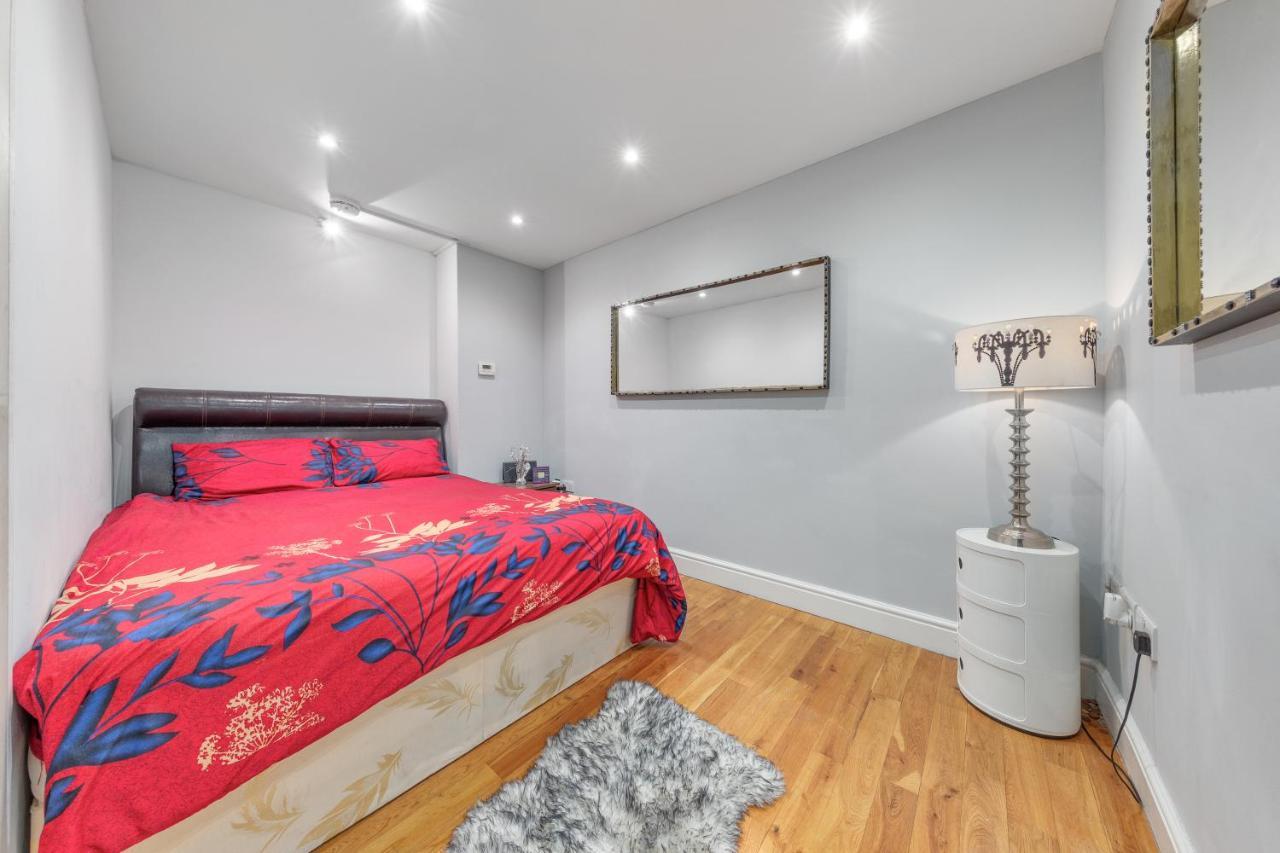 Elegant And Chic 2-Bedroom Basement Apartment In Paddington Londen Buitenkant foto