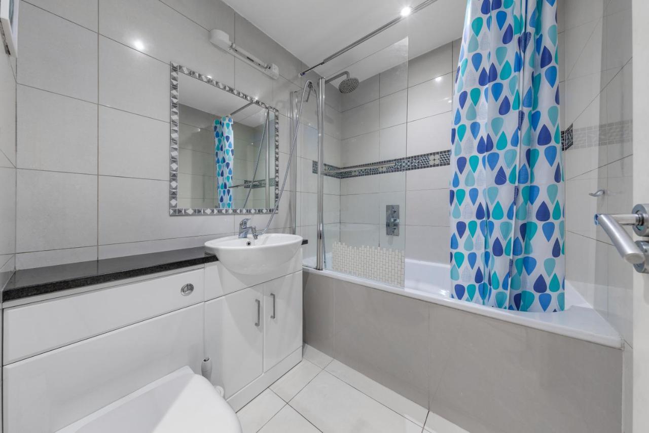 Elegant And Chic 2-Bedroom Basement Apartment In Paddington Londen Buitenkant foto