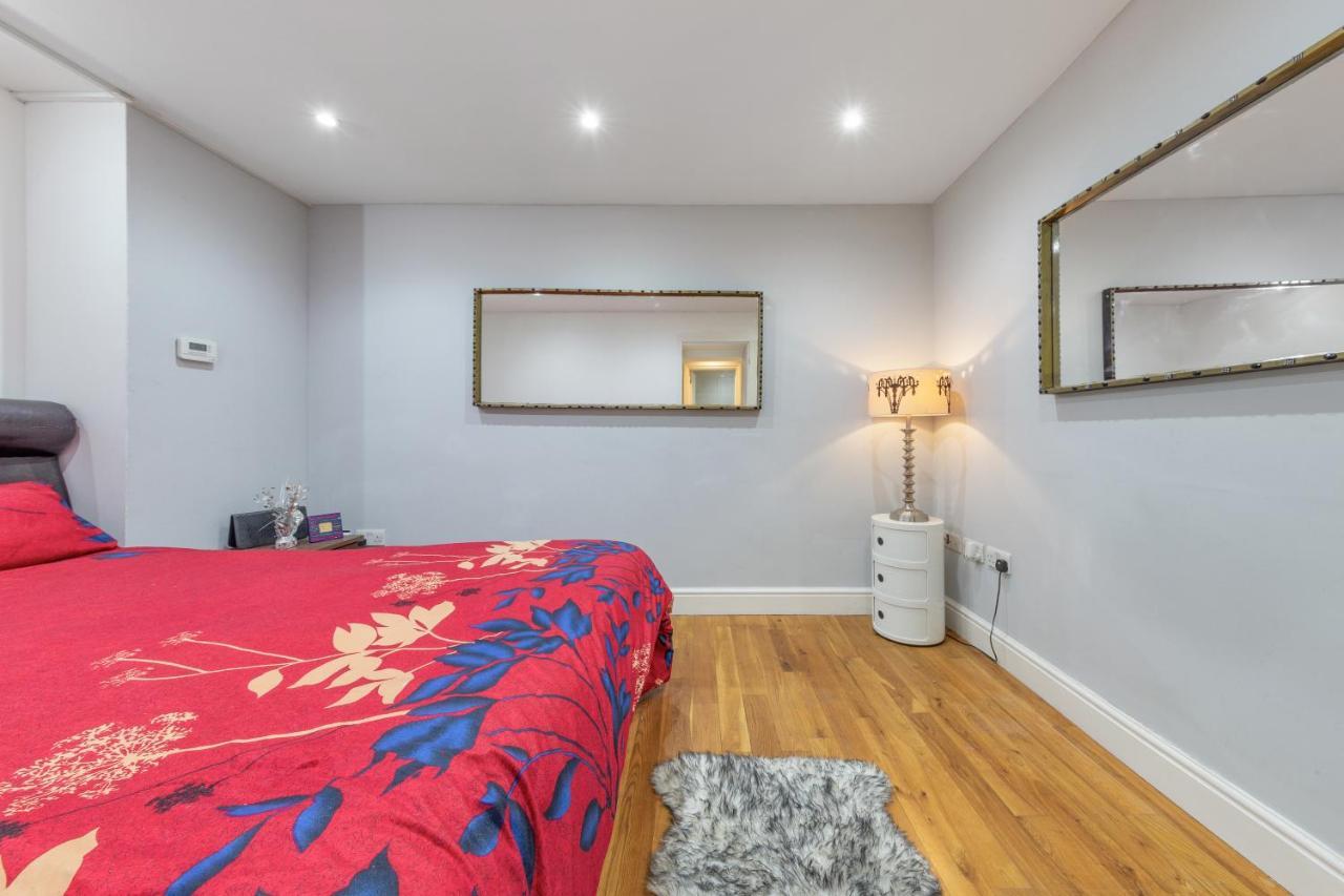 Elegant And Chic 2-Bedroom Basement Apartment In Paddington Londen Buitenkant foto