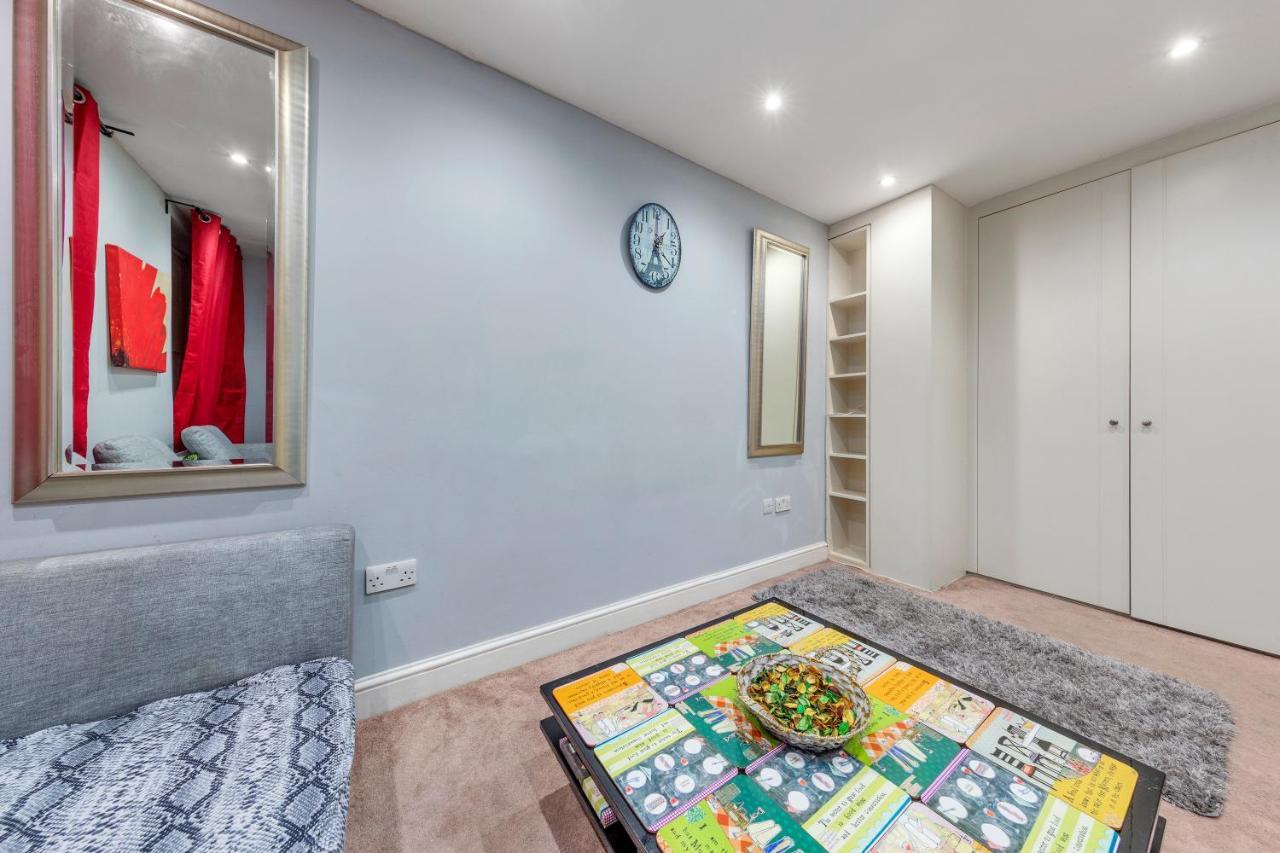 Elegant And Chic 2-Bedroom Basement Apartment In Paddington Londen Buitenkant foto